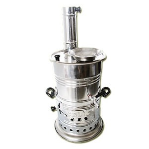 Samovar s truboj na ugljah